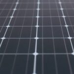 原子力発電と太陽光発電の発電量やエネルギー効率の違いを比較する解説用アイキャッチ画像