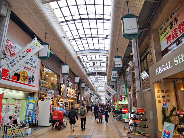 引っ越し先で食材を安く買えるスーパーの存在が生活コストに与える影響を解説するガイドのアイキャッチ画像