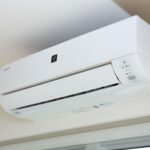 エアコンの風で喉が乾燥し痛みを感じているイメージ