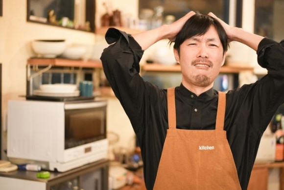 ワンオペで働かされて地獄…？飲食店バイトの実態と対処法を徹底解説