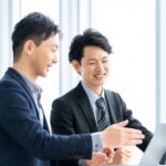 部下との関係に悩む上司が距離感を縮めるために努力している様子