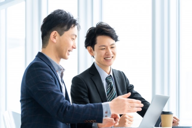 部下との関係に悩む上司が距離感を縮めるために努力している様子