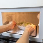 電子レンジで加熱される野菜と栄養素の関係を示すイメージイラスト