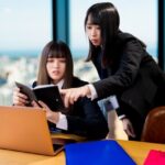 職場で分かりやすく説明するビジネスパーソンと、それを理解してうなずく同僚たち
