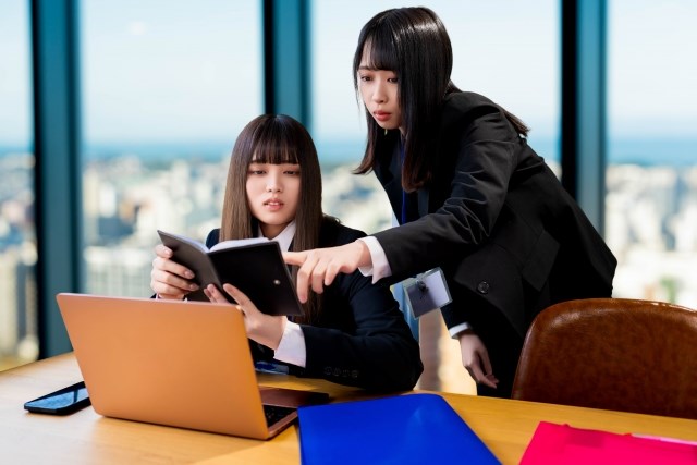 職場で分かりやすく説明するビジネスパーソンと、それを理解してうなずく同僚たち