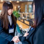 初対面のビジネスシーンで信頼関係を築こうとする社会人のコミュニケーションイメージ