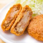 揚げ物とニキビの関係を示す皮膚と食事のイメージイラスト