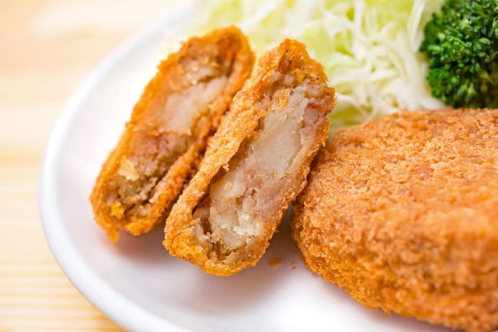 揚げ物とニキビの関係を示す皮膚と食事のイメージイラスト