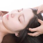 ヘッドスパを受けてリラックスしている男性と頭皮ケアのイメージ