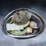家庭で使用される最新型の生ごみ処理機とエコな生活風景のイメージ
