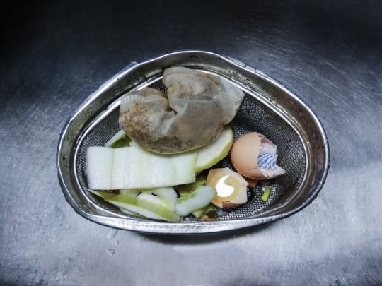 家庭で使用される最新型の生ごみ処理機とエコな生活風景のイメージ