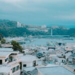 住宅ローン契約に悩む夫婦と、後悔している人・満足している人の対比イメージ