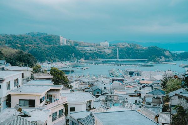 住宅ローン契約に悩む夫婦と、後悔している人・満足している人の対比イメージ