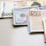 日本の国旗と世界地図、経済グラフが重なったイメージで国際的資産を示す図