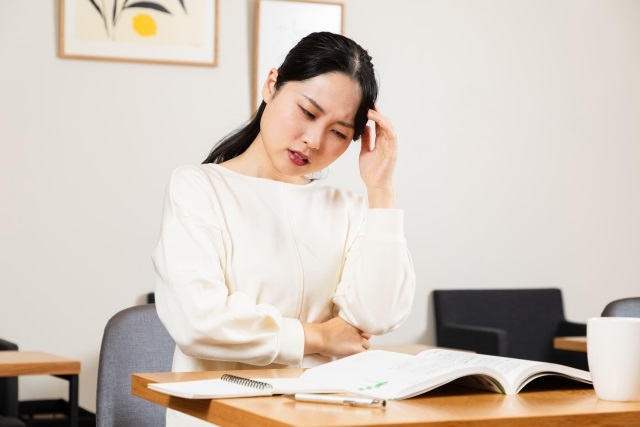 勉強した内容を忘れて困っている学生や社会人が記憶力アップ法を試しているイメージ