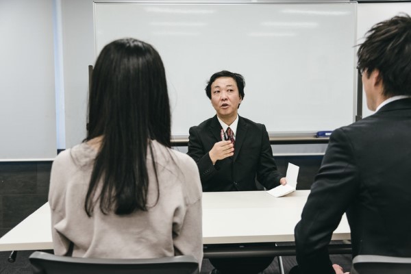 面接での本音と建前のバランスとは？効果的な自己アピール戦略を解説