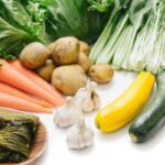 自然な畑で育つ色とりどりの有機野菜
