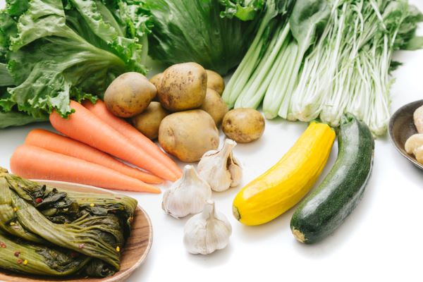 自然な畑で育つ色とりどりの有機野菜