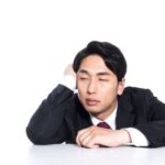 リモートワークで睡眠の質が下がり、仕事の集中力やパフォーマンスが低下している男性