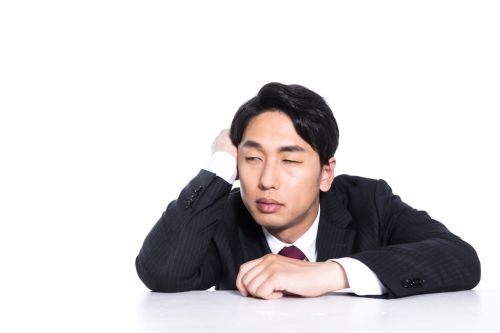 リモートワークで睡眠の質が下がり、仕事の集中力やパフォーマンスが低下している男性
