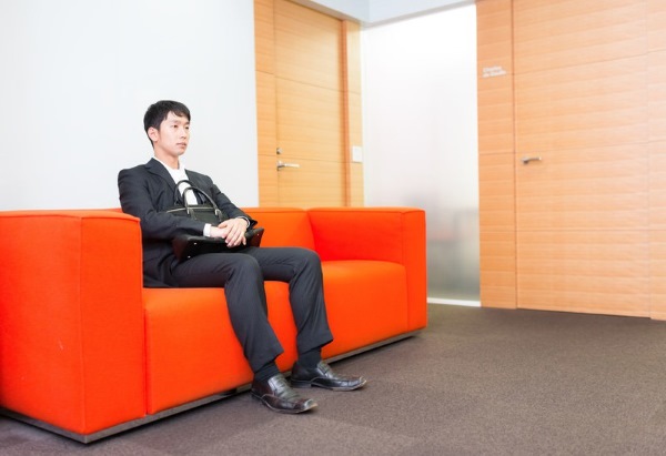 営業での対人緊張に悩むビジネスパーソンと、冷静に対応する姿の対比イメージ