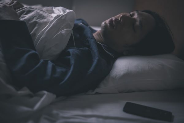 ショートスリーパーによる健康リスクと睡眠不足の科学的対策を解説する図解