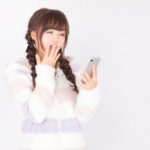 スマートフォンのショート動画を夢中で見続ける若者の姿と脳のイメージを組み合わせたビジュアル