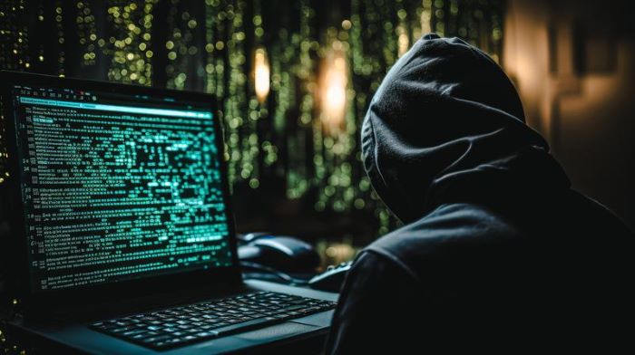 SNSアカウントが乗っ取られる様子とサイバー攻撃から身を守るセキュリティ対策