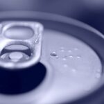 加糖飲料を飲んだ後に血糖値が急上昇する様子をグラフと一緒に表現したイメージ図