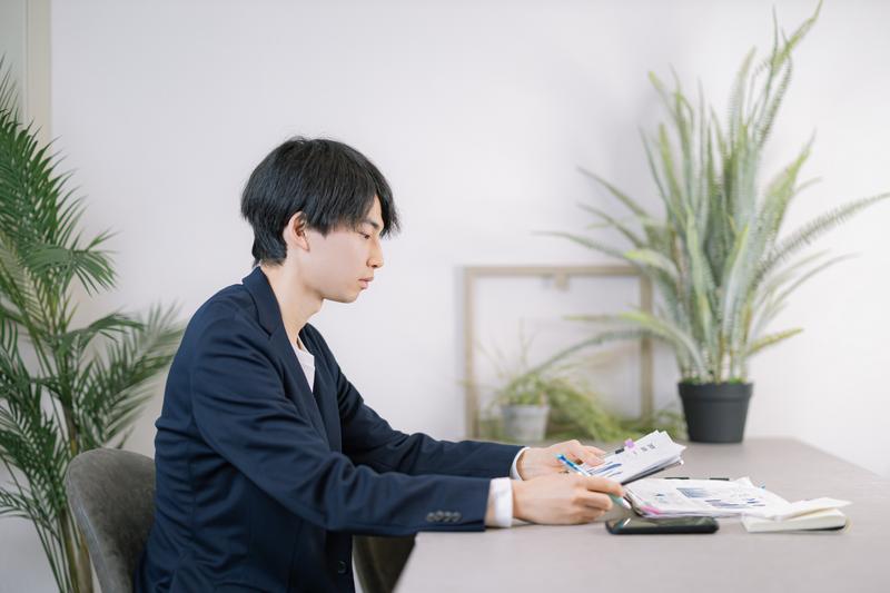 朝に集中できない原因は睡眠不足？作業効率を高める科学的対策とは