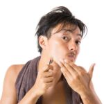 髭をピンセットで抜く男性と炎症を起こした顎周辺の拡大イメージ