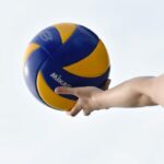 ジャンプする10代のバレーボール選手と成長期の身長をイメージした図