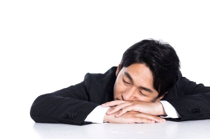 夜中に目覚めて時計を見る女性と、安眠できず悩む様子を描いたイメージ