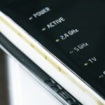 家庭内LANとインターネットWANの接続構造をイメージした図解とルーター機器