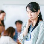 職場で孤立しがちな人が感じる疎外感とその対処法を表現したイメージ