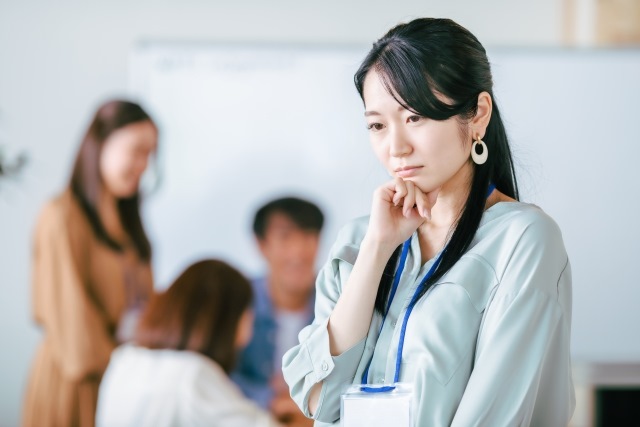 職場で孤立しがちな人が感じる疎外感とその対処法を表現したイメージ
