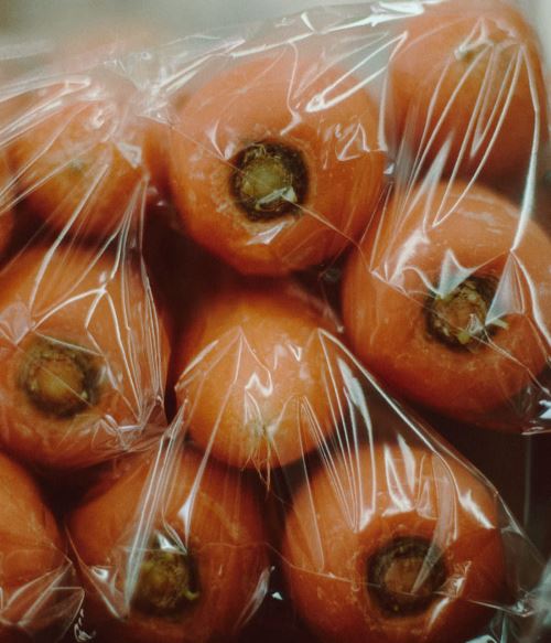 0度保存で鮮度が保たれた野菜と、最新の冷蔵・保存技術を表すイメージ