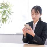 大企業から中小企業への転職を検討し年収の差に悩む人のイメージ
