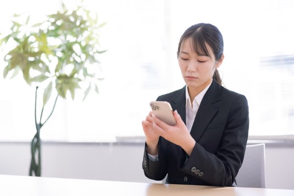 大企業から中小企業への転職を検討し年収の差に悩む人のイメージ