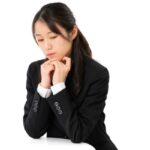 同僚からの嫉妬やライバル視に悩むビジネスパーソンとストレスを抱える職場環境のイメージ