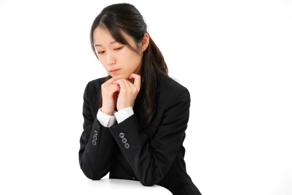 同僚からの嫉妬やライバル視に悩むビジネスパーソンとストレスを抱える職場環境のイメージ