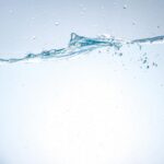 1日に必要な水の量を解説する水ボトルと体型のイメージ