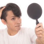 髪の毛の健康を気にする男性のイメージ