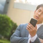 余裕資金での投資を示す財布とチャートのイラスト