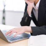 求人内容と実際の業務が異なり困惑する新入社員のイメージ