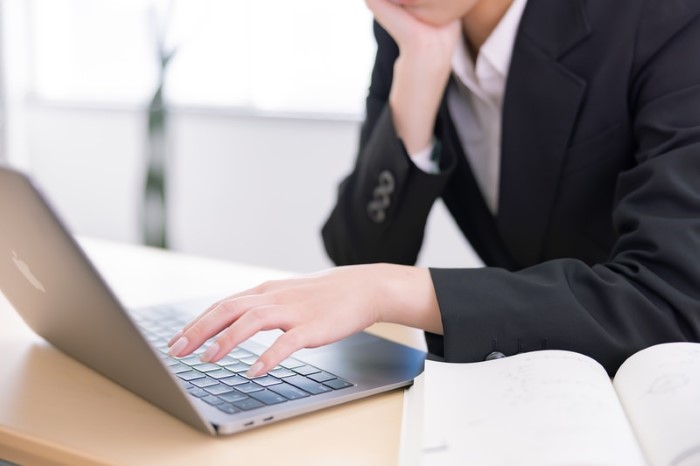 求人内容と実際の業務が異なり困惑する新入社員のイメージ