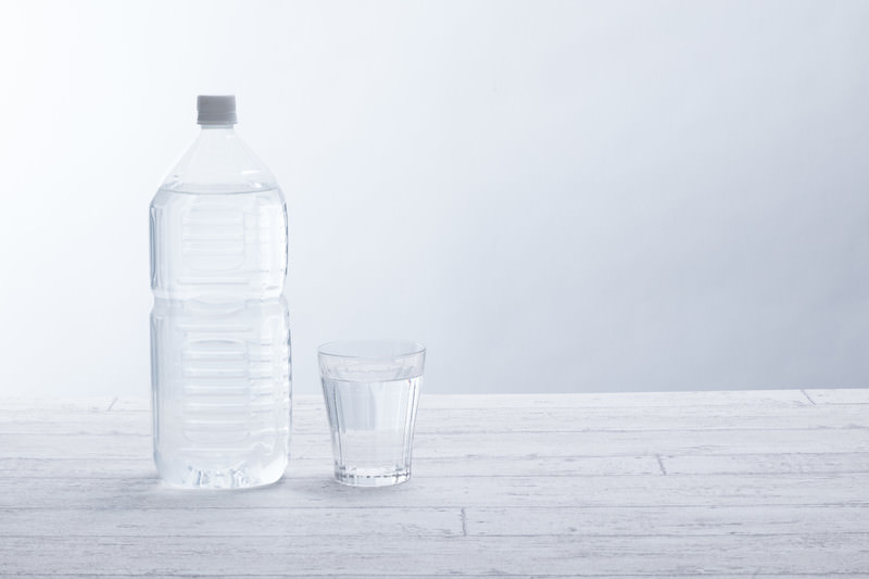 血糖値対策として水を飲む男性と血糖値のグラフが下がるイメージ