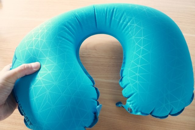 快適なネックピローで深い睡眠をとる人のイメージと健康効果