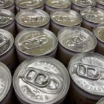 清涼飲料水を大量に飲む若者と砂糖の山、ペットボトル症候群のリスクを示すイメージイラスト