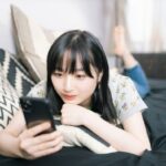 スマホを見続ける子どもと縮む成長グラフのイメージイラスト